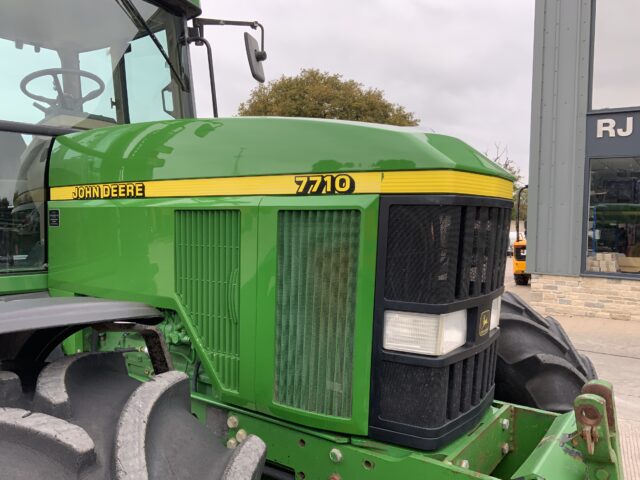 John Deere 7710 Tractor