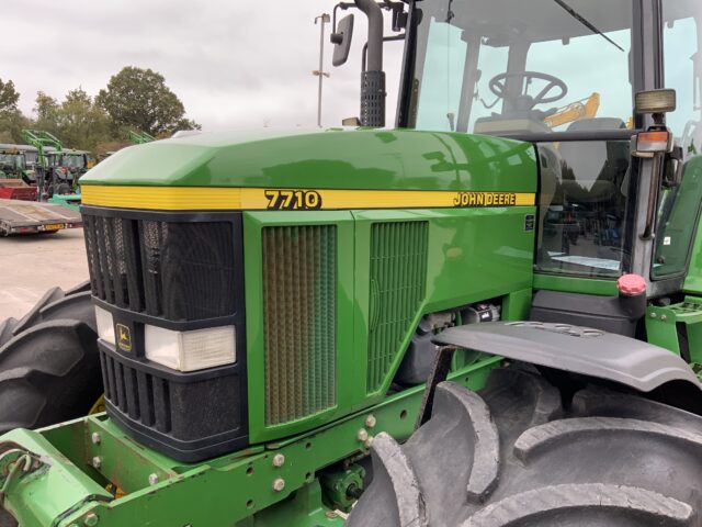 John Deere 7710 Tractor