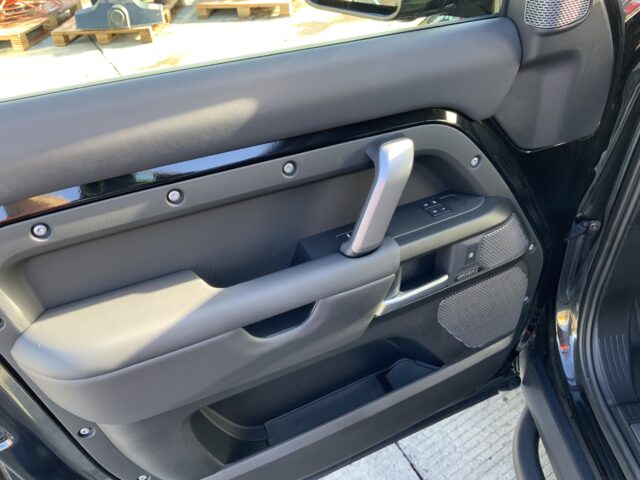 Land Rover Defender 110 5.0 P525 V8 Auto 4WD Euro 6 (s/s) 5dr (ST24810)