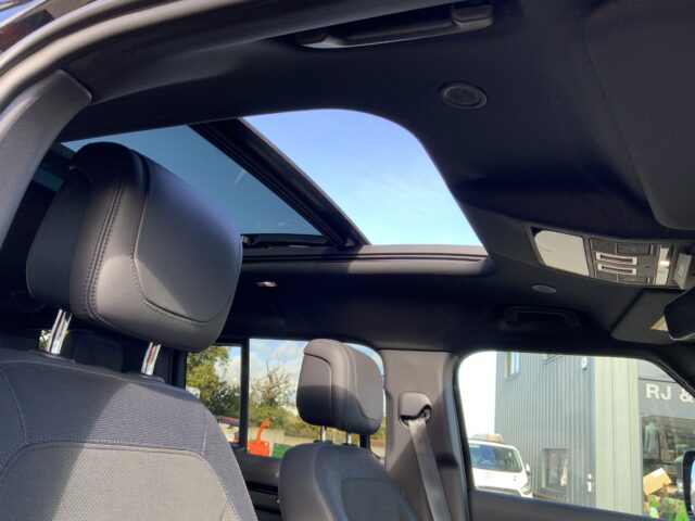 Land Rover Defender 110 5.0 P525 V8 Auto 4WD Euro 6 (s/s) 5dr (ST24810)