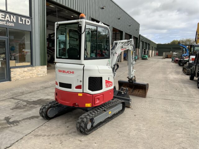 Takeuchi TB325R Digger (ST24928)