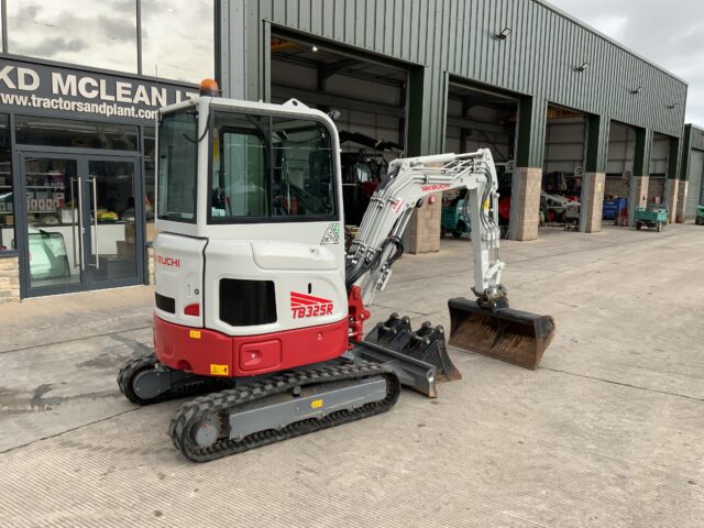 Takeuchi TB325R Digger (ST24928)