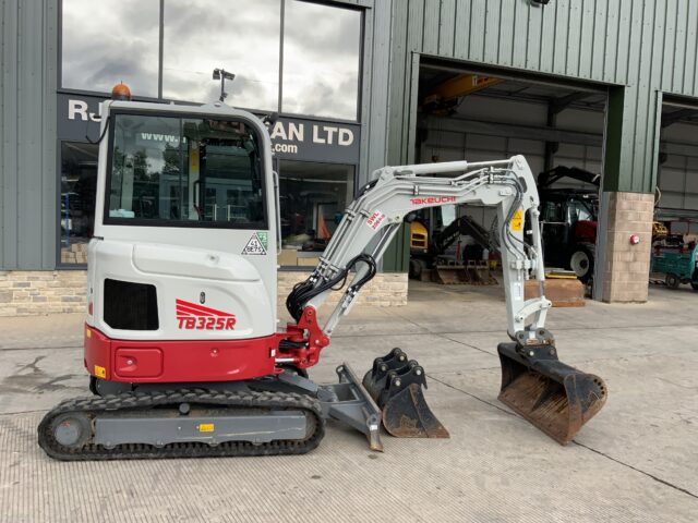 Takeuchi TB325R Digger (ST24928)