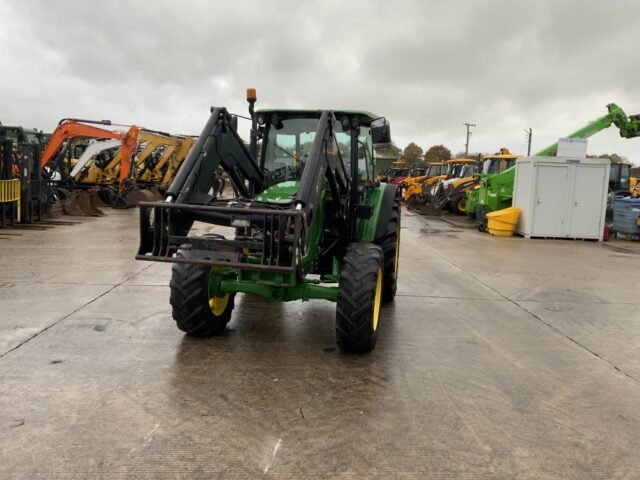 John Deere 5820 Tractor (ST24843)