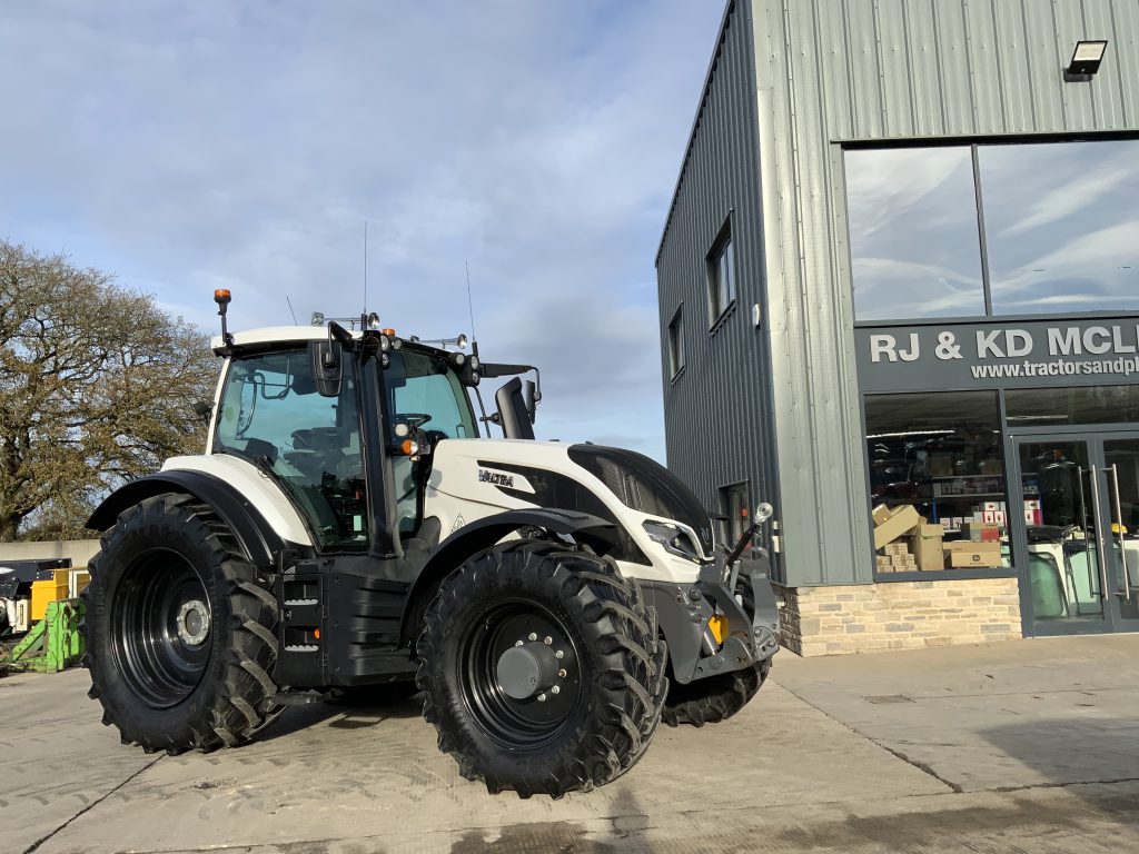 Valtra T195 Versu Unlimited Tractor (ST25161)