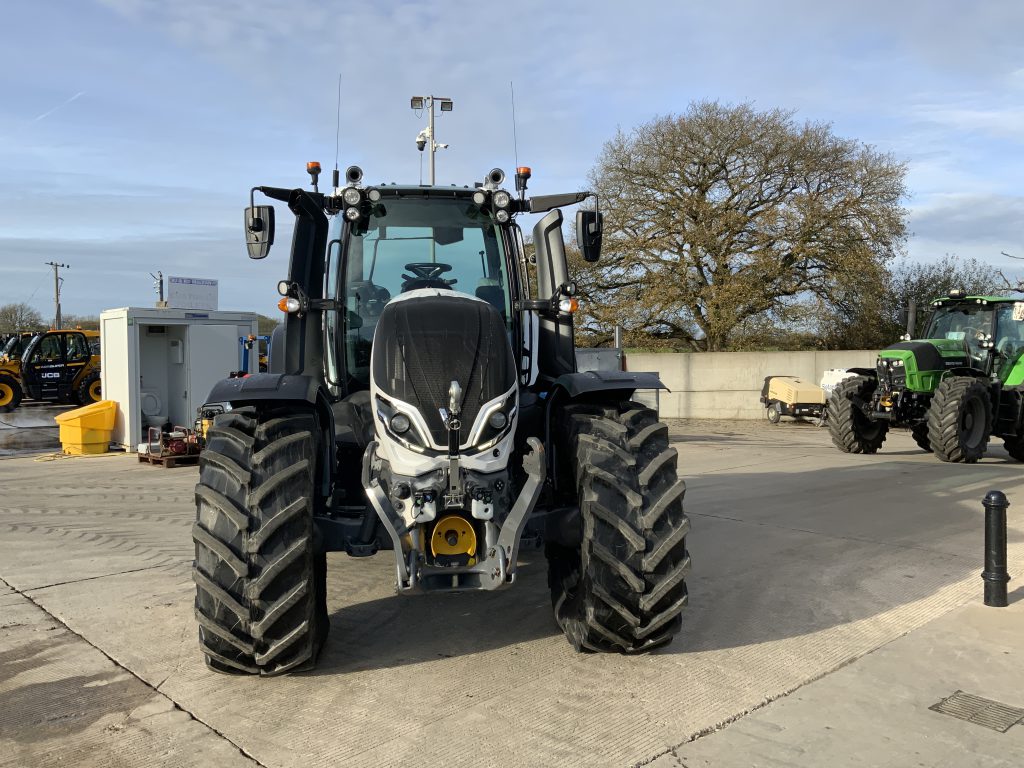 Valtra T195 Versu Unlimited Tractor (ST25161)