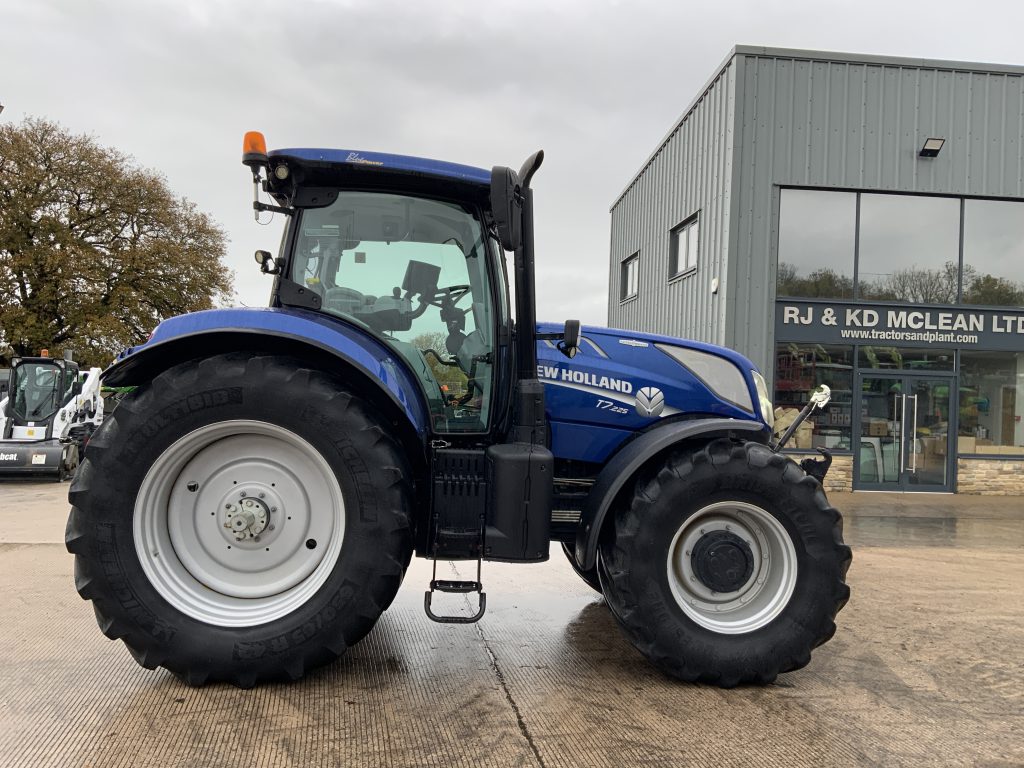 New Holland T7.225 Blue Power Tractor (ST25102)