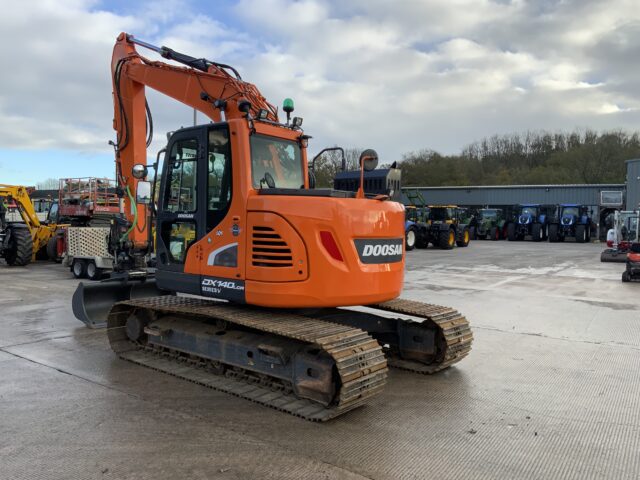 Doosan DX140LCR-5 Digger (ST25037)