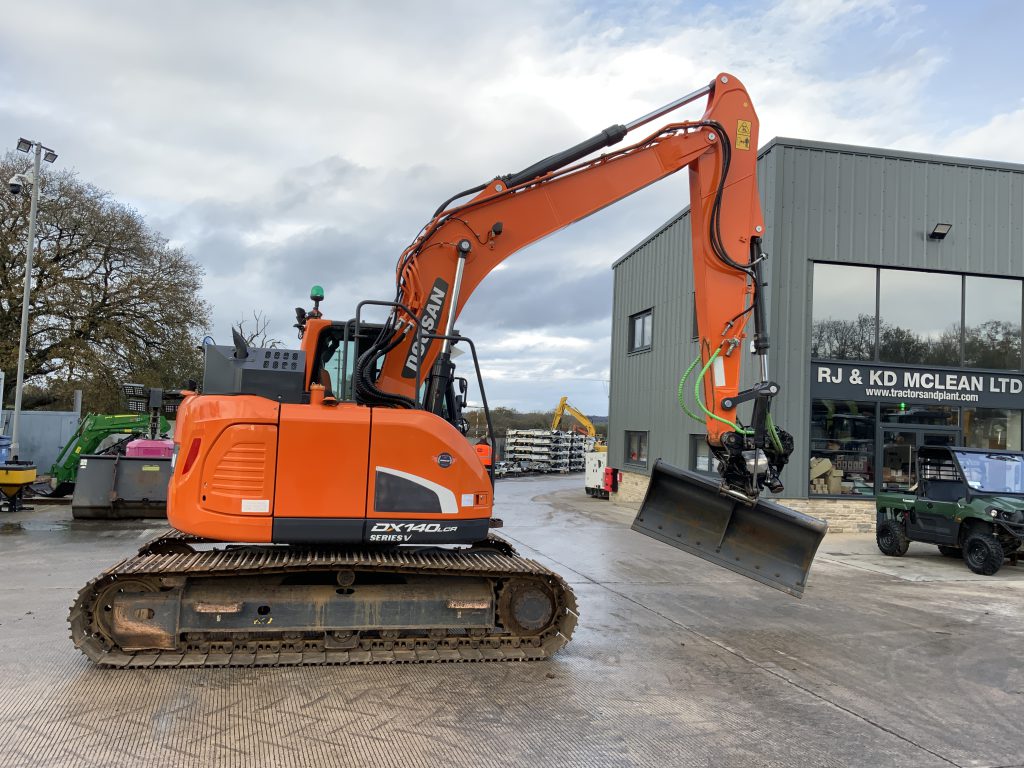 Doosan DX140LCR-5 Digger (ST25037)