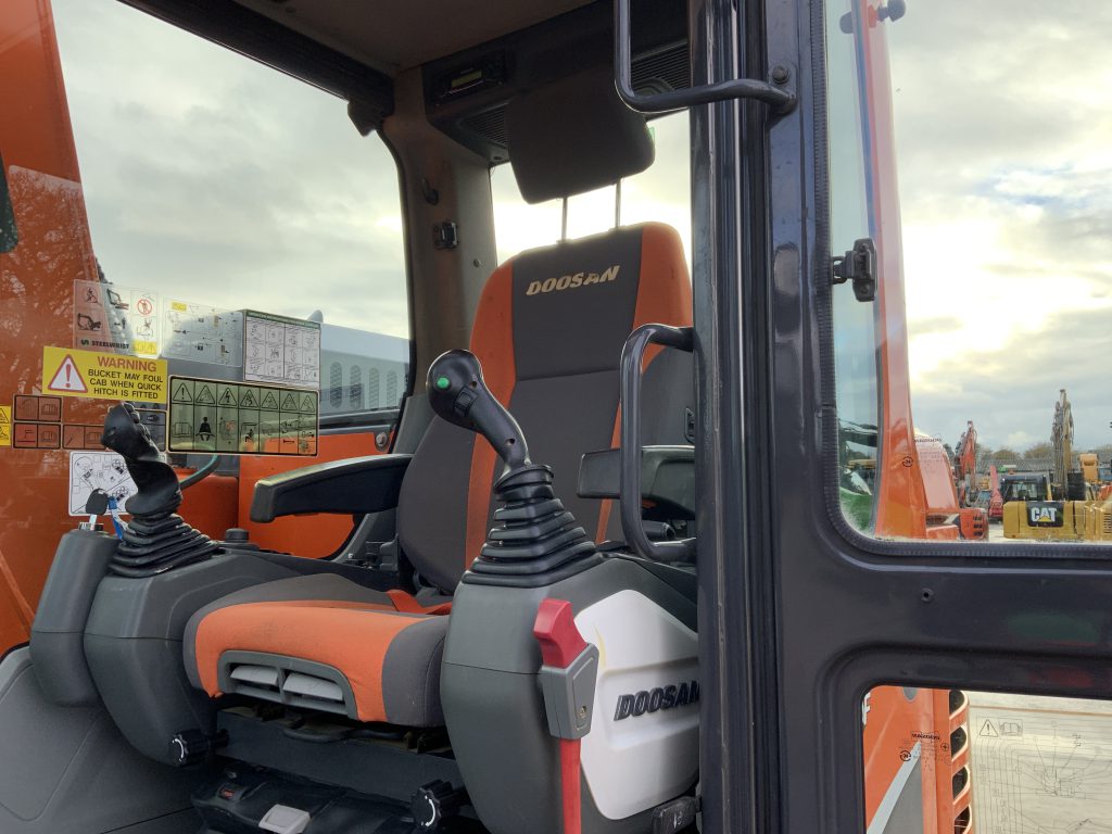 Doosan DX140LCR-5 Digger (ST25037)