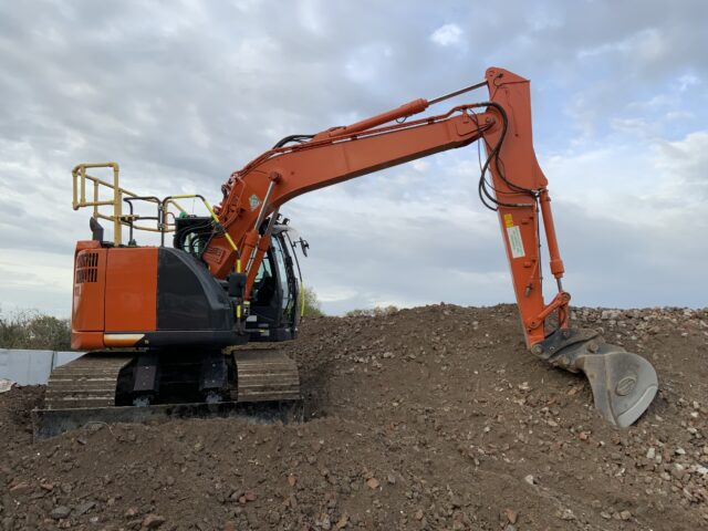 Hitachi ZX135 USB l-7 Digger (ST24052)