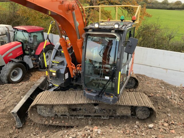 Hitachi ZX135 USB l-7 Digger (ST24052)