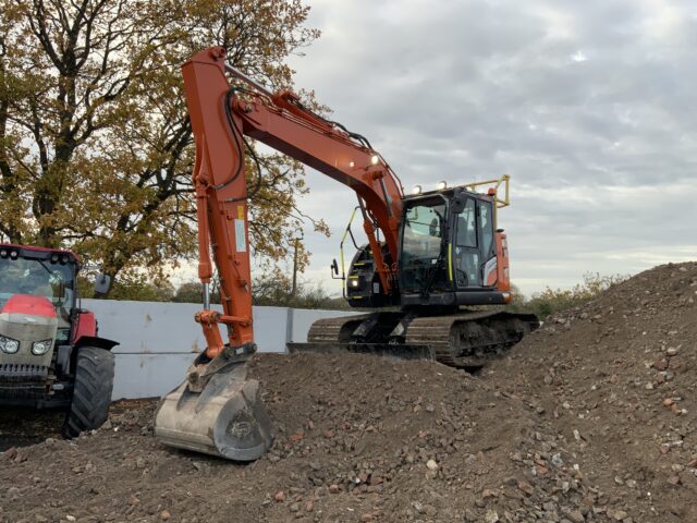 Hitachi ZX135 USB l-7 Digger (ST24052)