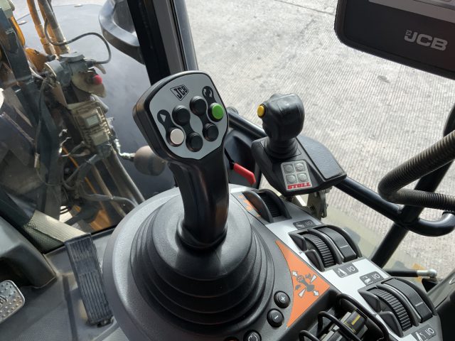 JCB 4220 Fastrac Tractor (ST24632)