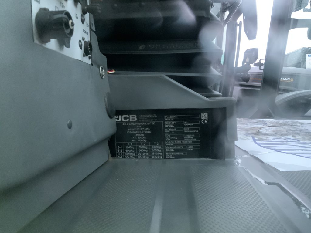 JCB 4220 Fastrac Tractor (ST24925)