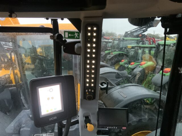 JCB 4220 Fastrac Tractor (ST24925)