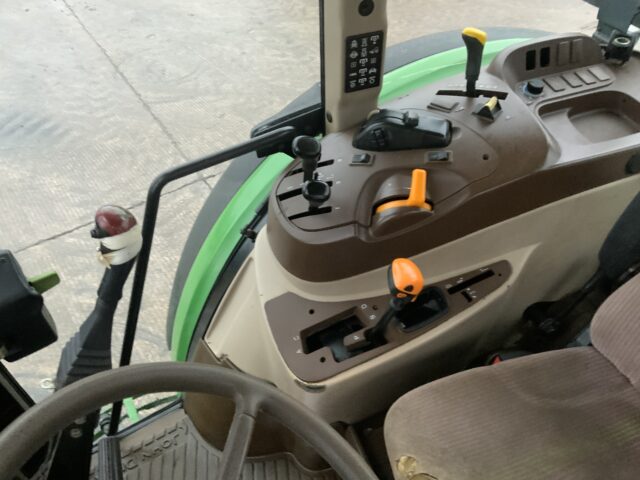 John Deere 5820 Tractor (ST24843)