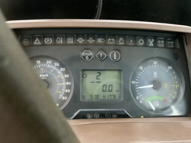 John Deere 5820 Tractor (ST24843)