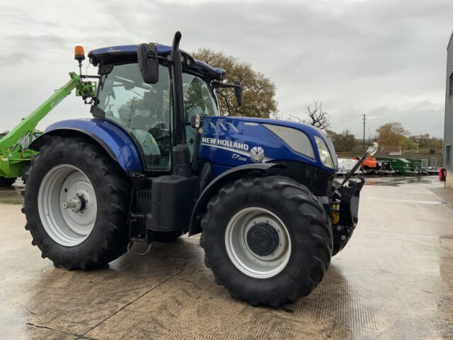 New Holland T7.225 Blue Power Tractor (ST25102)