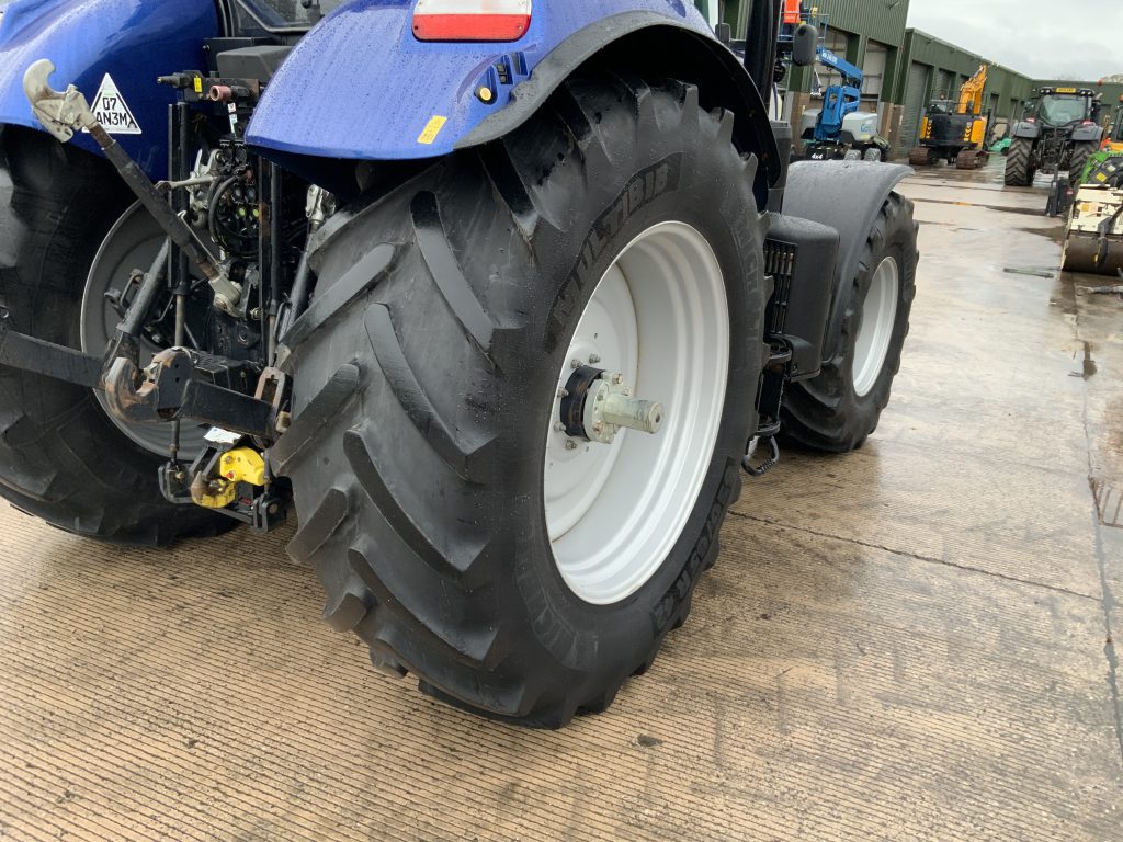 New Holland T7.225 Blue Power Tractor (ST25102)