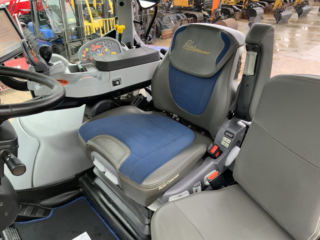 New Holland T7.225 Blue Power Tractor (ST25102)