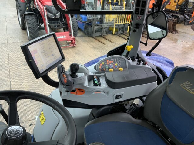 New Holland T7.225 Blue Power Tractor (ST25102)