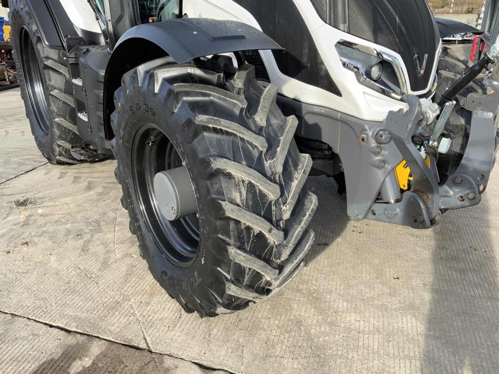 Valtra T195 Versu Unlimited Tractor (ST25161)