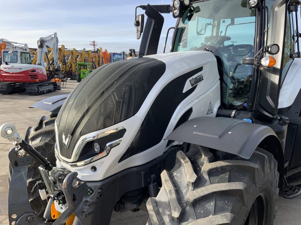 Valtra T195 Versu Unlimited Tractor (ST25161)