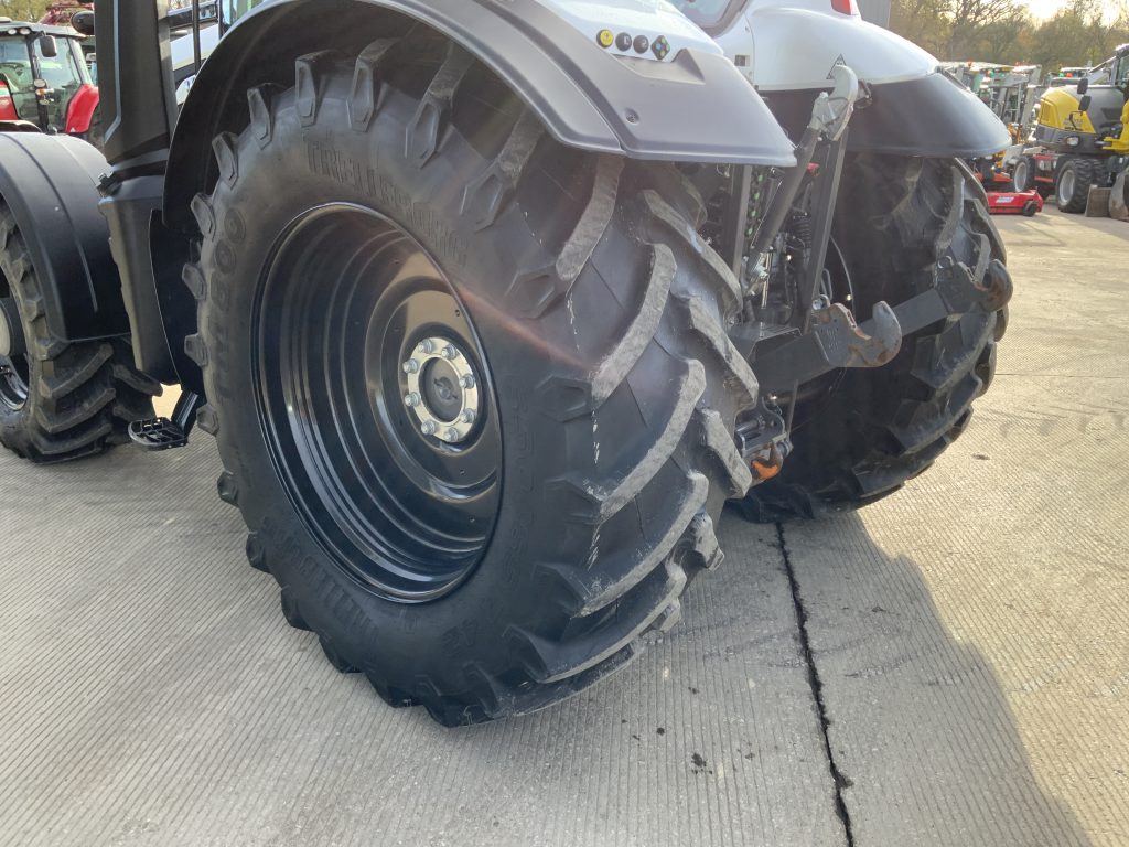 Valtra T195 Versu Unlimited Tractor (ST25161)