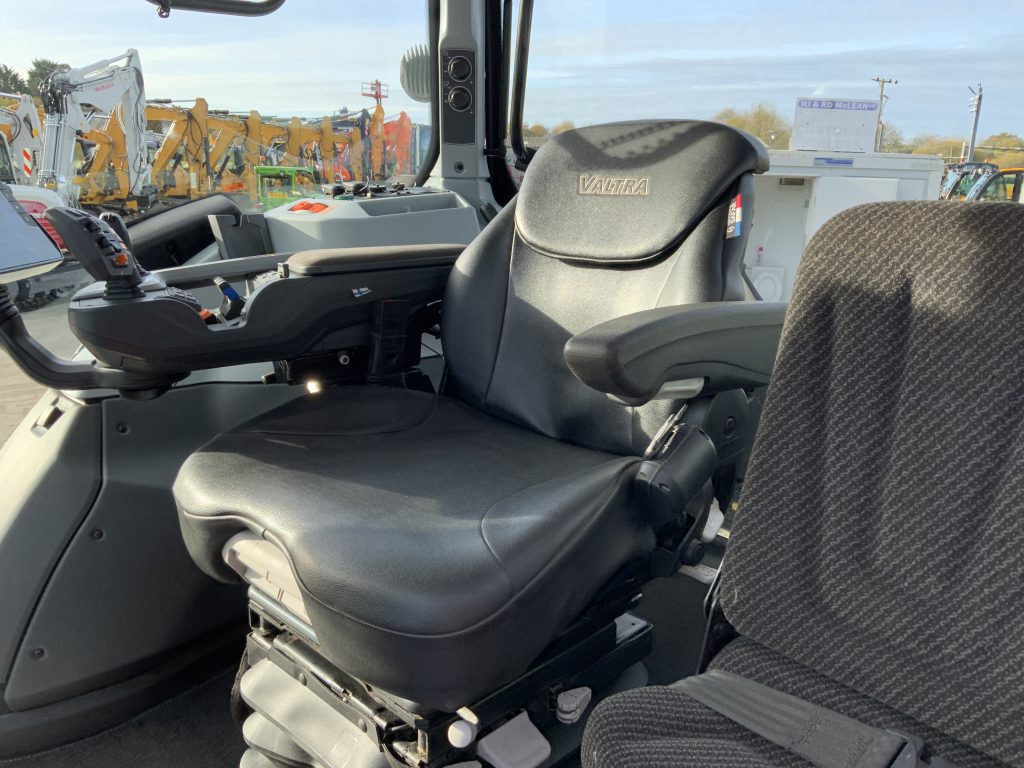 Valtra T195 Versu Unlimited Tractor (ST25161)