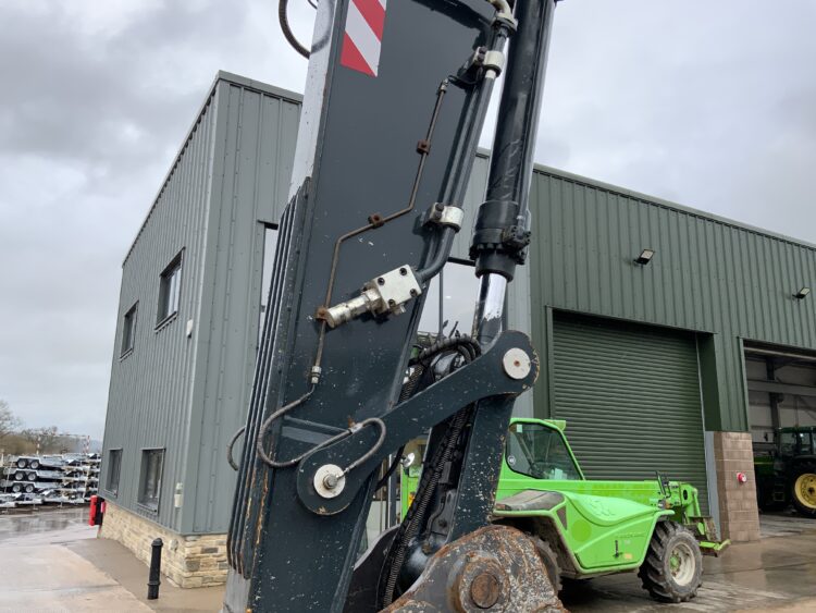 Hyundai HX220AL Digger (ST25408)