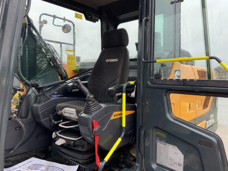 Hyundai HX220AL Digger (ST25408)