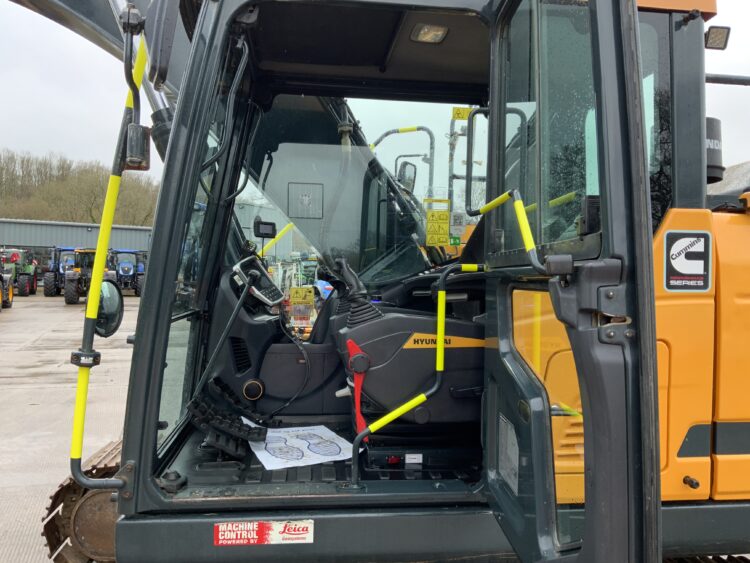 Hyundai HX220AL Digger (ST25408)