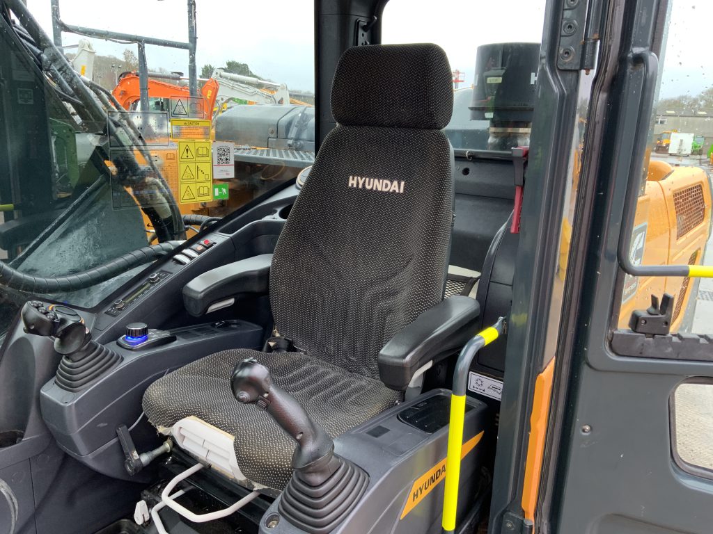 Hyundai HX220AL Digger (ST25408)