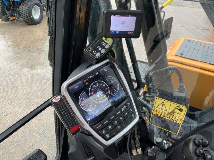 Hyundai HX220AL Digger (ST25408)