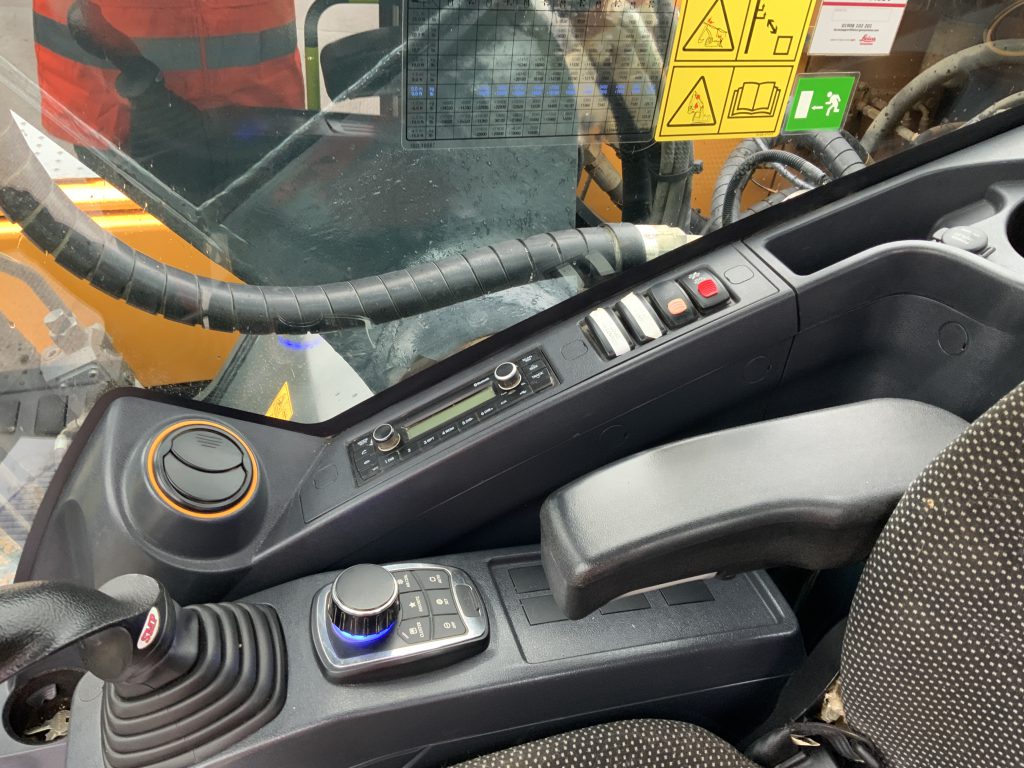 Hyundai HX220AL Digger (ST25408)