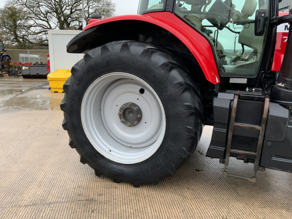 Massey Ferguson 7720 Dyna6 Tractor (ST25101)