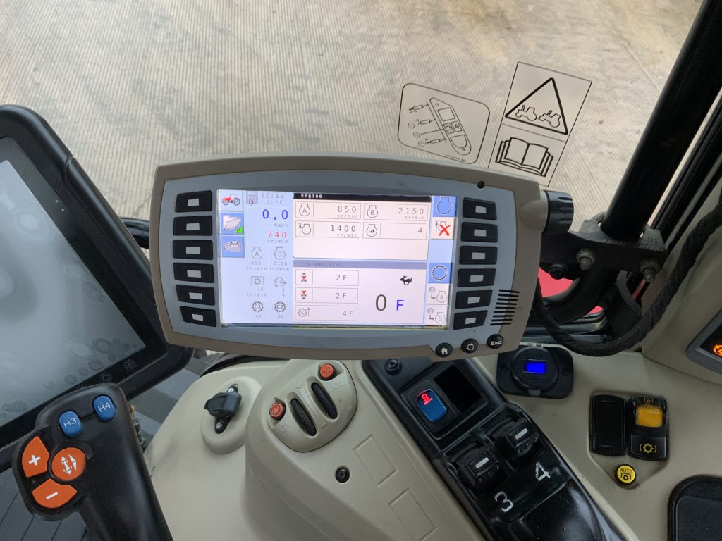 Massey Ferguson 7720 Dyna6 Tractor (ST25101)