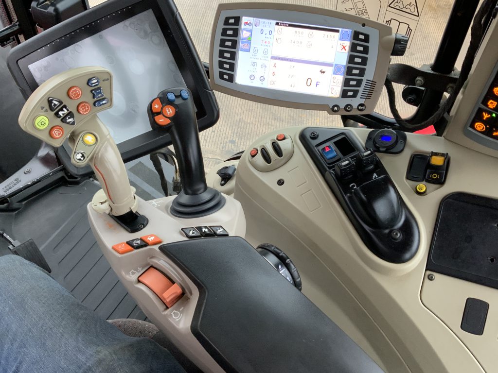 Massey Ferguson 7720 Dyna6 Tractor (ST25101)