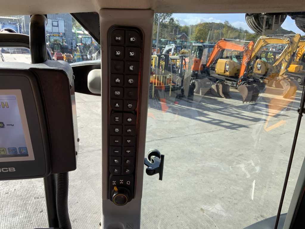 JCB 4220 Fastrac Tractor (ST24436)