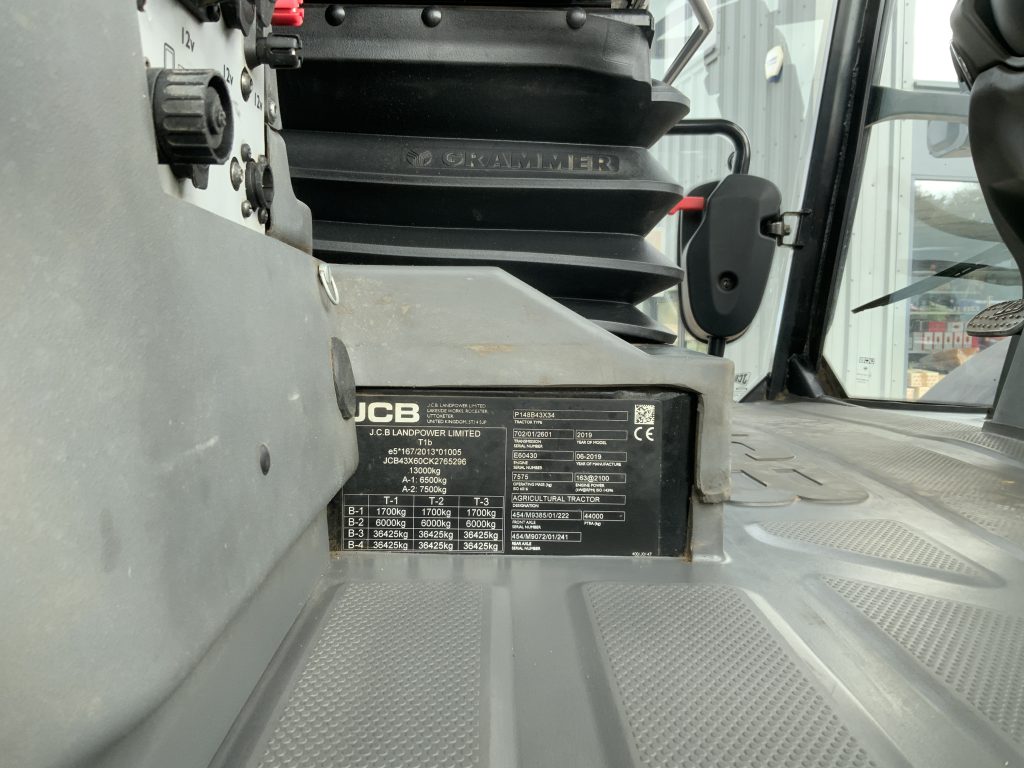 JCB 4220 Fastrac Tractor (ST24632)