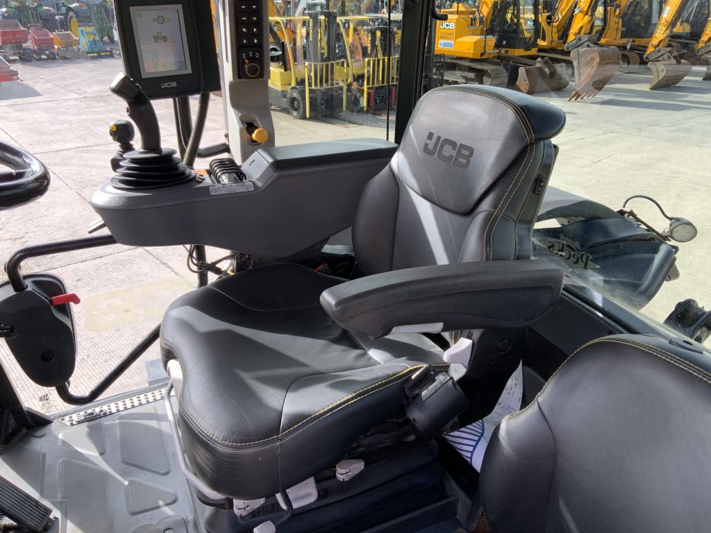 JCB 4220 Fastrac Tractor (ST24632)