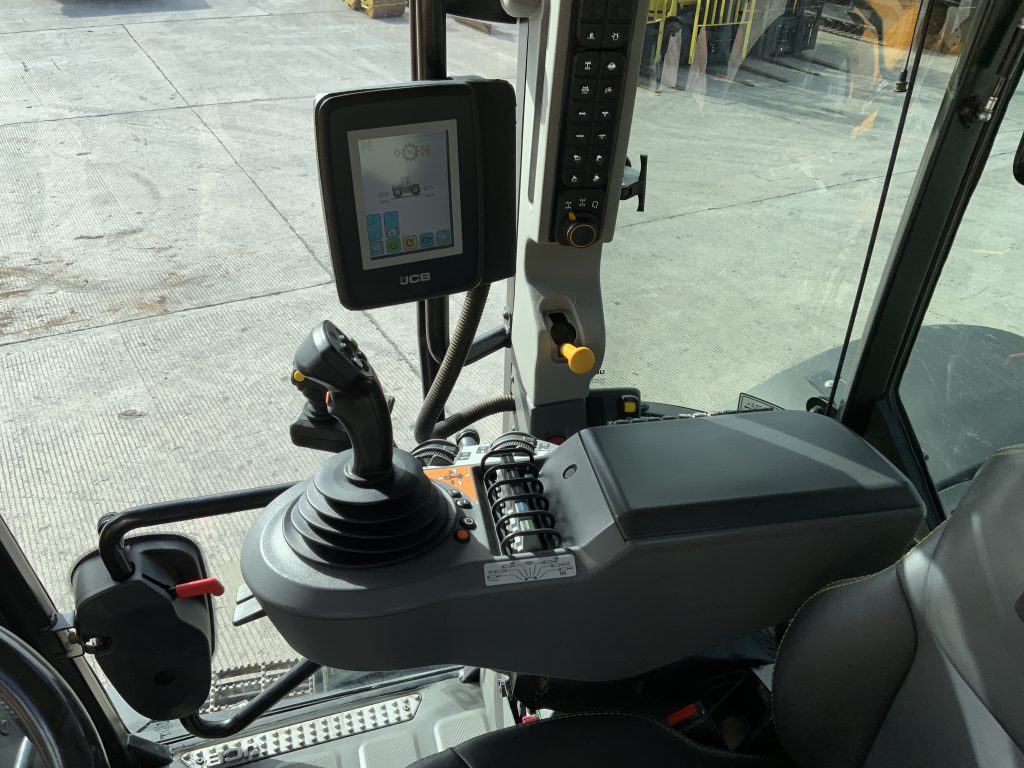 JCB 4220 Fastrac Tractor (ST24632)