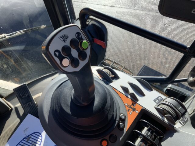 JCB 4220 Fastrac Tractor (ST25127)