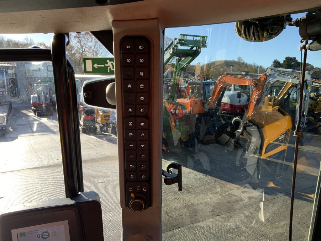 JCB 4220 Fastrac Tractor (ST25127)