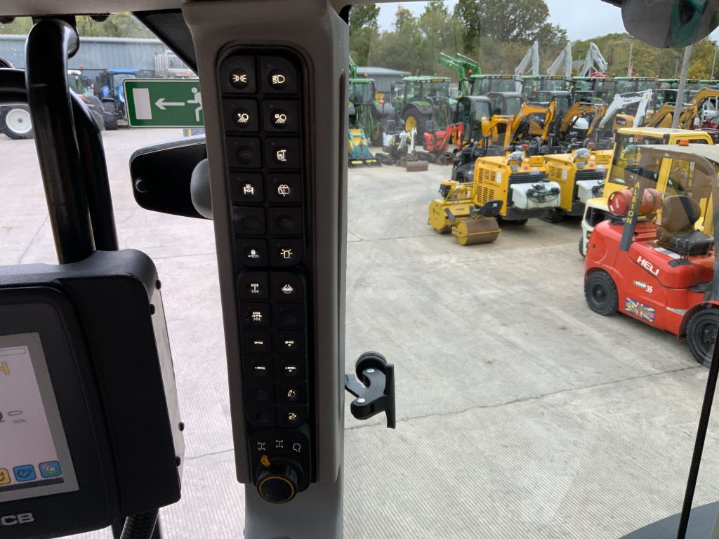 JCB Fastrac 4220 Tractor (ST24631)