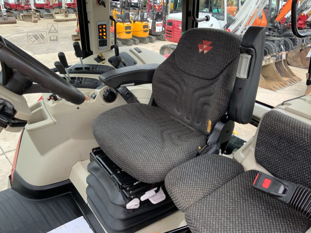 Massey Ferguson 6714S Dyna6 Tractor (ST25429)