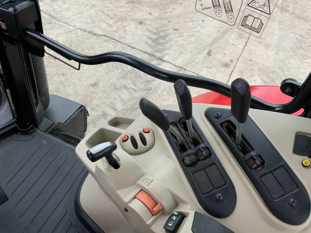 Massey Ferguson 6714S Dyna6 Tractor (ST25429)