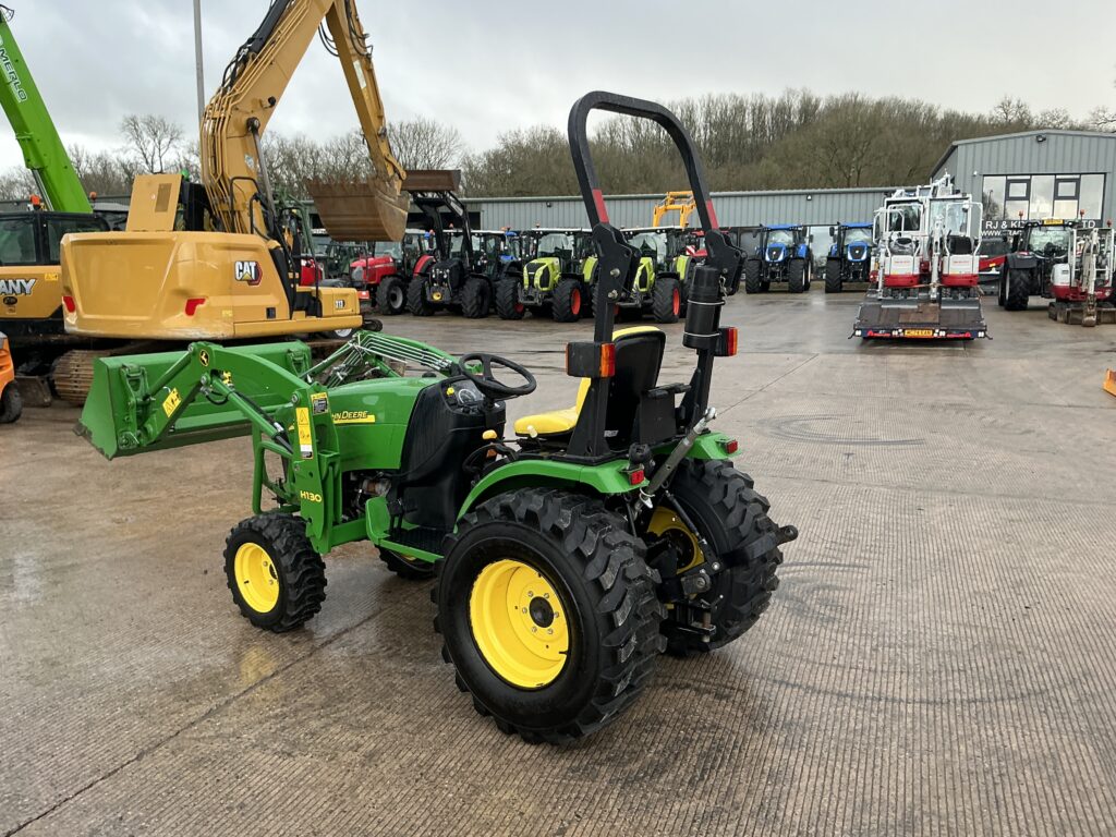 John Deere 2520 Compact Tractor (ST25690)
