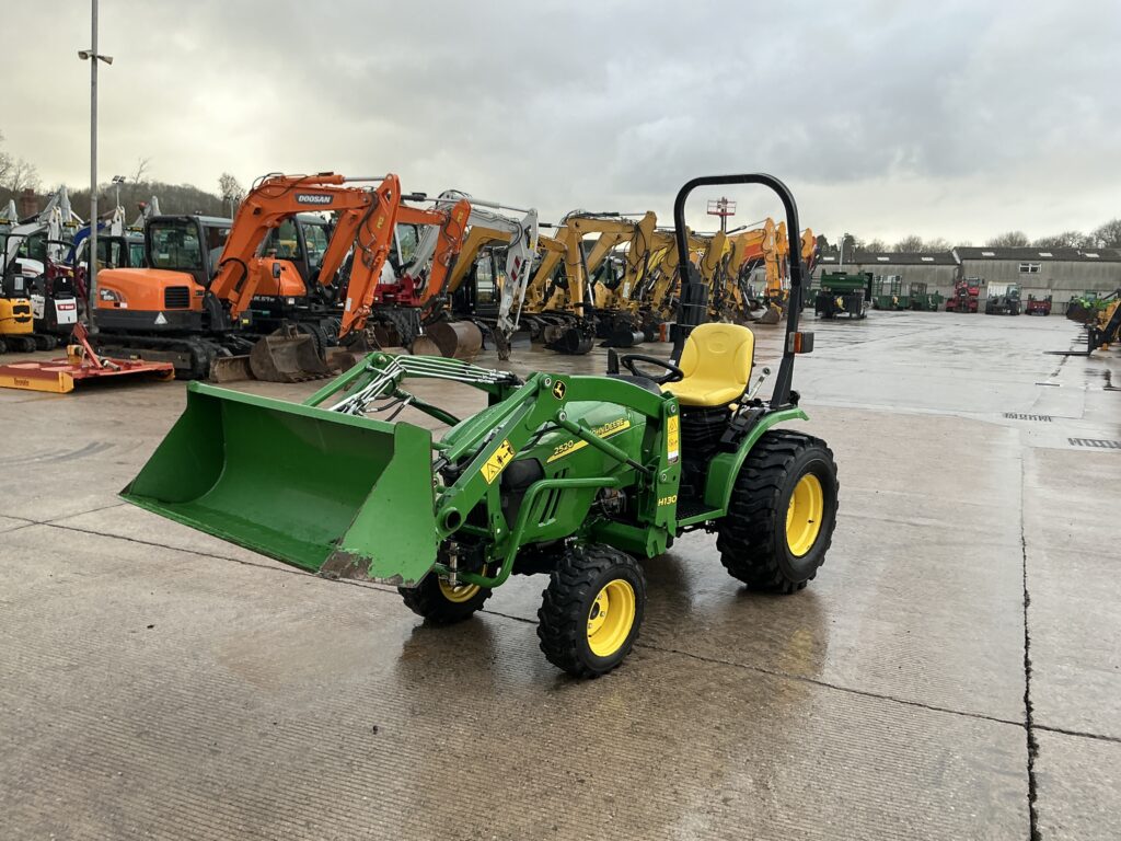 John Deere 2520 Compact Tractor (ST25690)